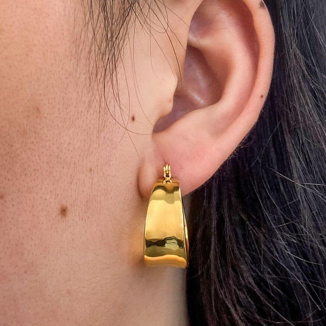 Accessorize with elegance: These stylish large chunky gold hoop earrings add a touch of glamour to any look. Crafted for comfort, they are lightweight and tarnish-resistant, ensuring lasting beauty and effortless wear. Elevate your style with these versatile statement earrings.