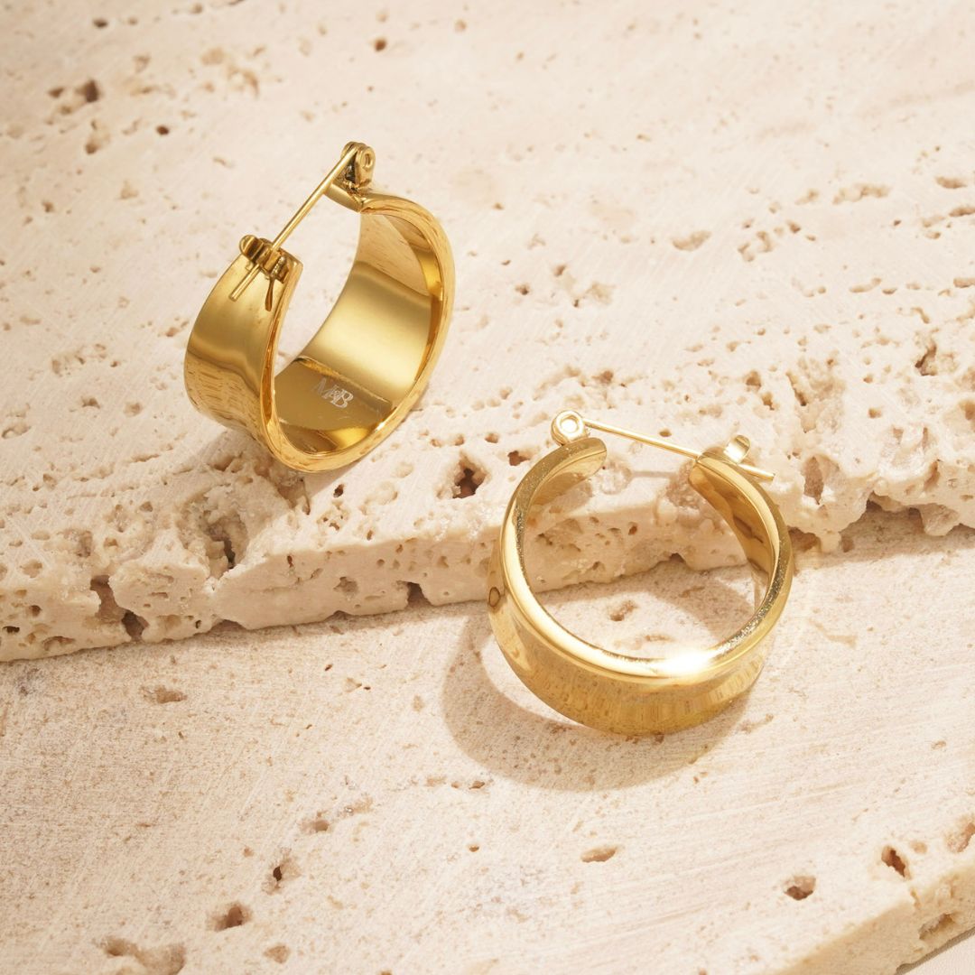 Accessorise with elegance: These stylish large chunky gold hoop earrings add a touch of glamour to any look. Crafted for comfort, they are lightweight and tarnish-resistant, ensuring lasting beauty and effortless wear. Elevate your style with these versatile statement earrings.
