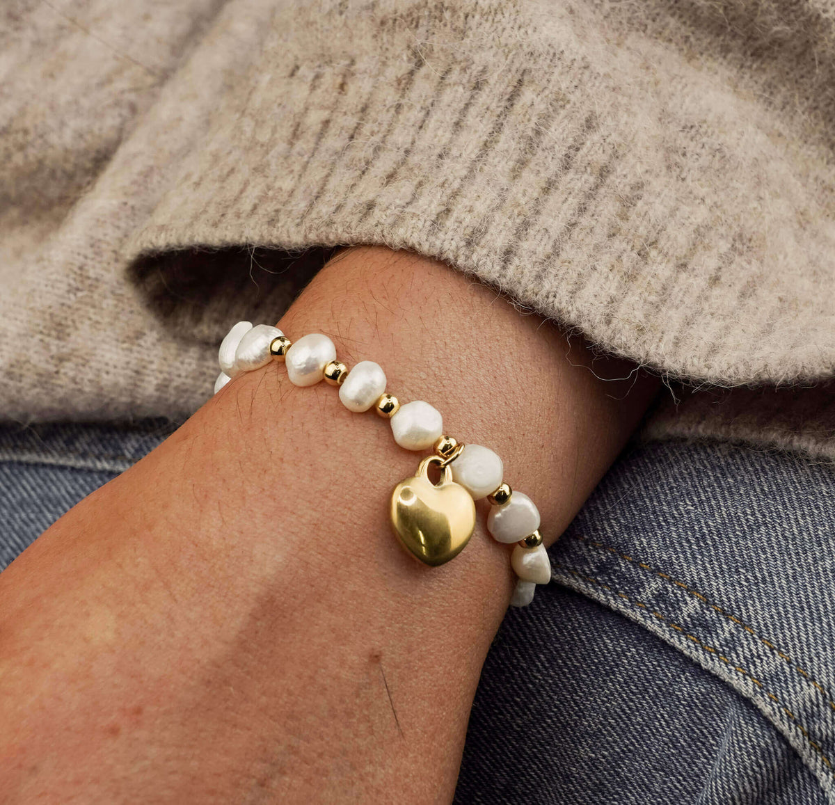 Le Grá Bundle - Dangling Heart Bracelet: A charming bracelet with a gold chain and a heart charm, a symbol of timeless affection