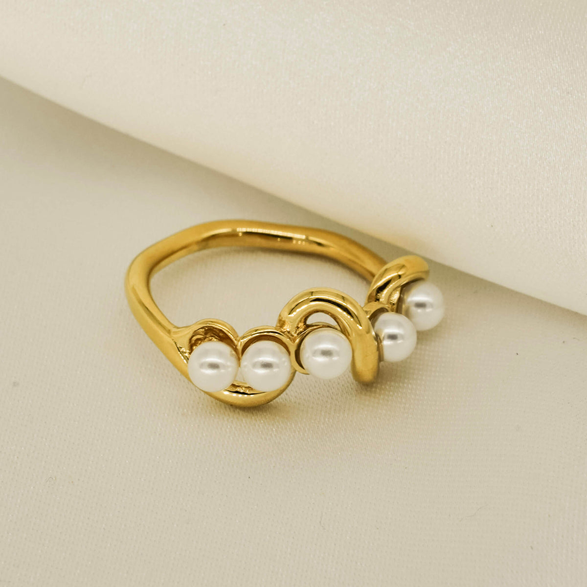 pearl ring made of stainless steel. Embedded in the band are 5 elegant pearls. The ring costs €32.95 and it is an excellent gift for under €35.