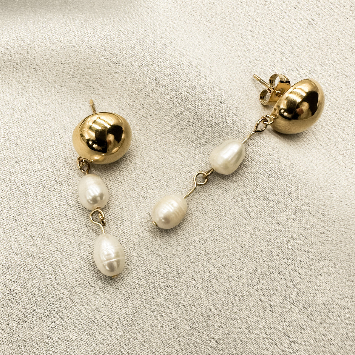 Bridal earrings. pearl earrings that dangle